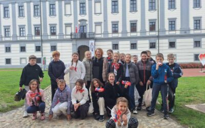 Mia, Jakov i folkloraši 4.a razreda oduševili nastupom povodom Svjetskog dana učitelja